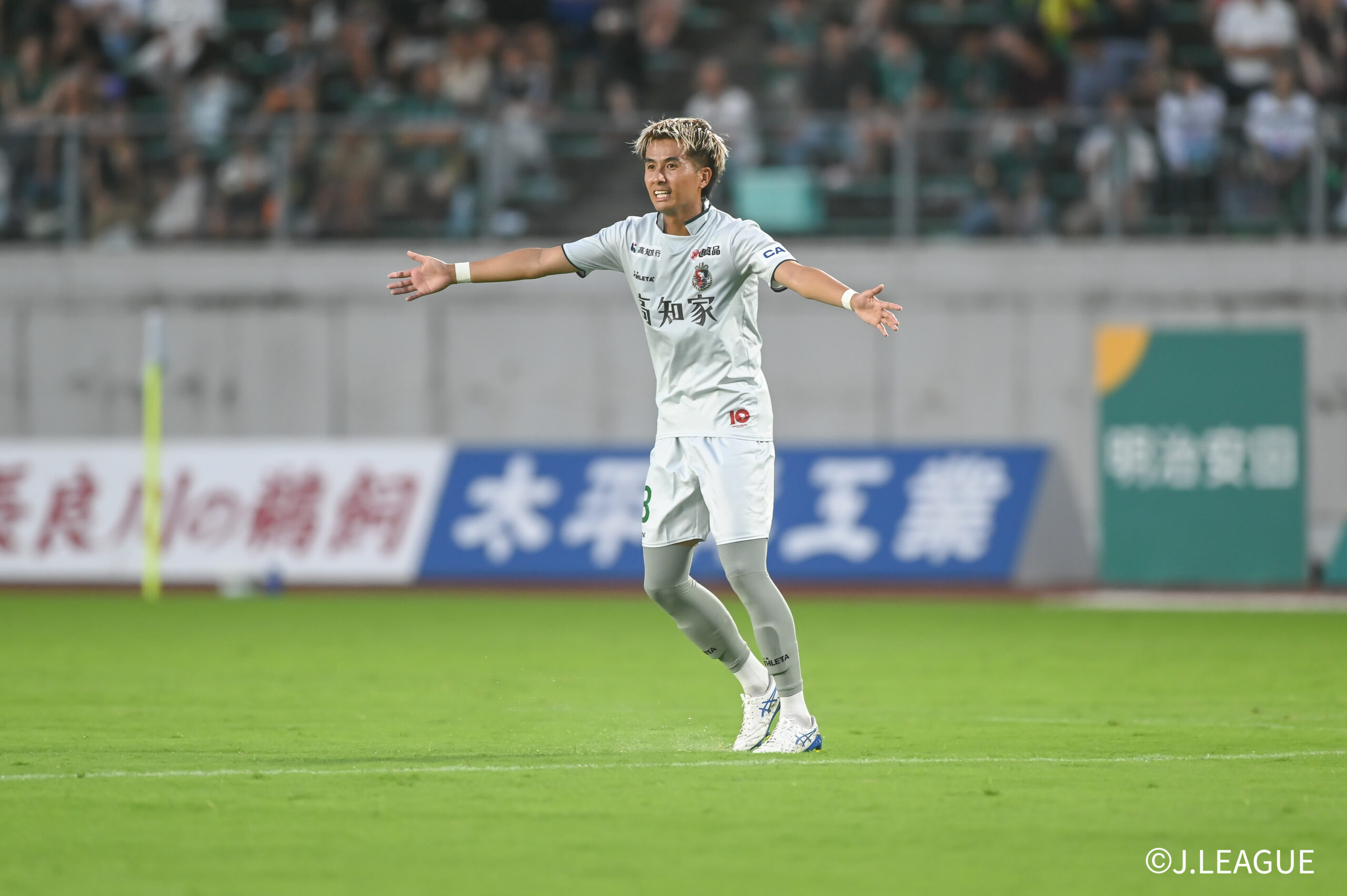 FC Gifu v Kochi United SC - J.LEAGUE MEIJI YASUDA J3